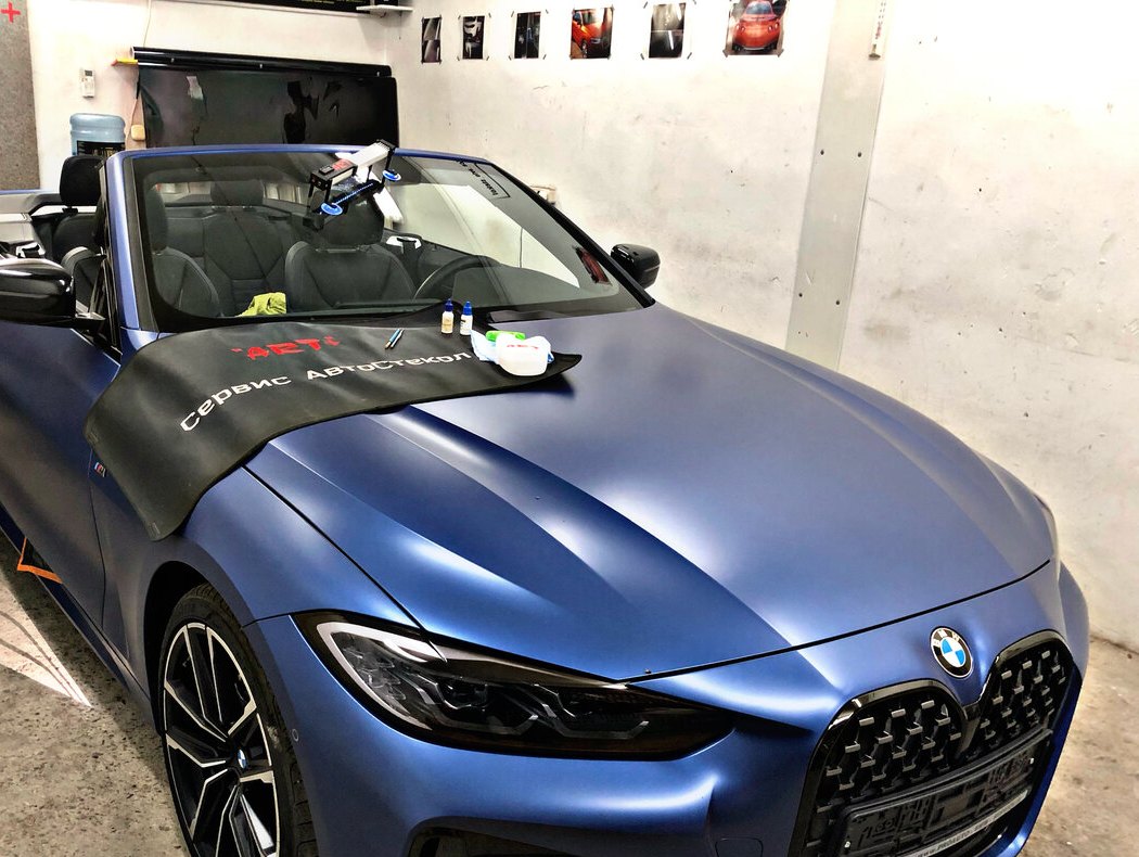 BMW в боксе Art+ во время работы со стеклом