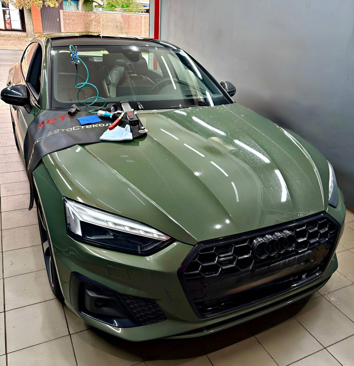 Audi в боксе Art+: на лобовом стекле оборудование для ремонта скола