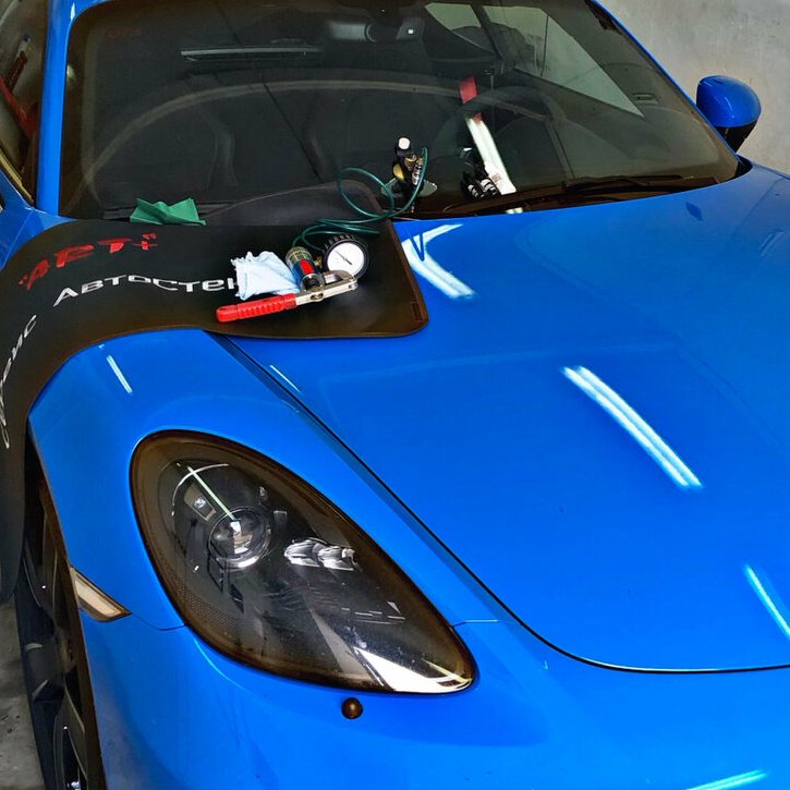 Голубой Porsche в боксе Art+