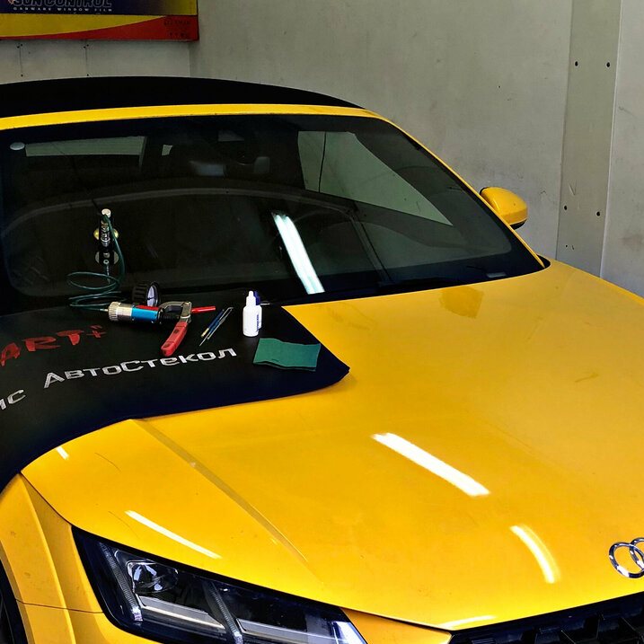 Жёлтый Audi TT с защитной накидкой на капоте
