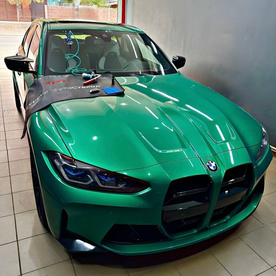 Зелёный BMW M3 на ремонте лобового стекла
