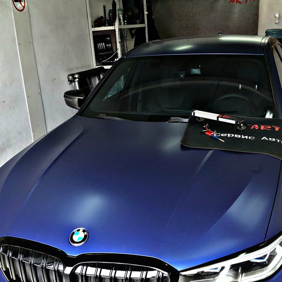 BMW на ремонте стекла в боксе Art+